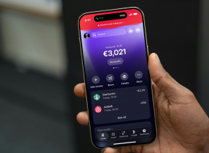 Handy mit einem Banner, das anzeigt: Anruf kommt nicht von Revolut